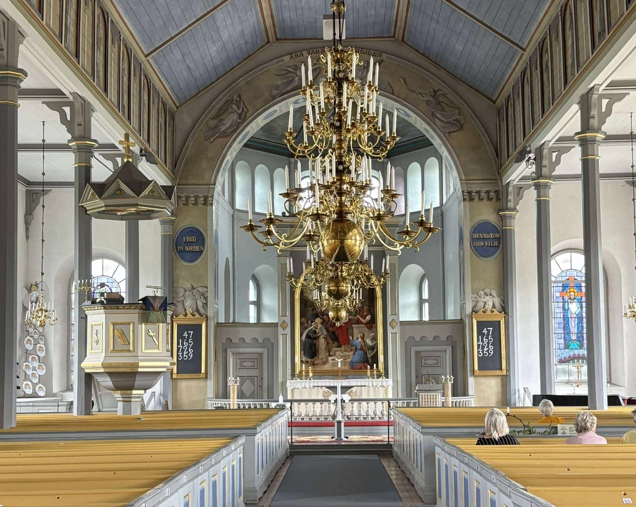 Kyrkhults kyrka inifrån med ljuskrona och altartavla